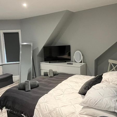Entire Spacious 4 Bedroom Apartment In 본머스 외부 사진
