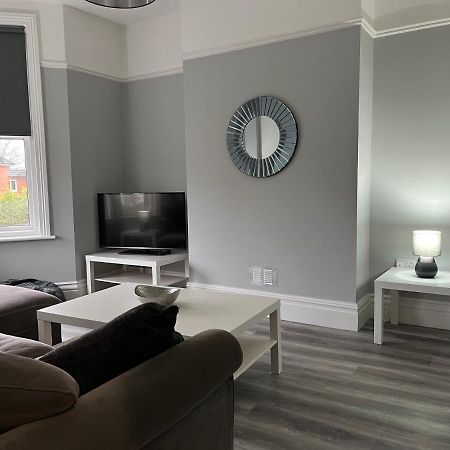 Entire Spacious 4 Bedroom Apartment In 본머스 외부 사진