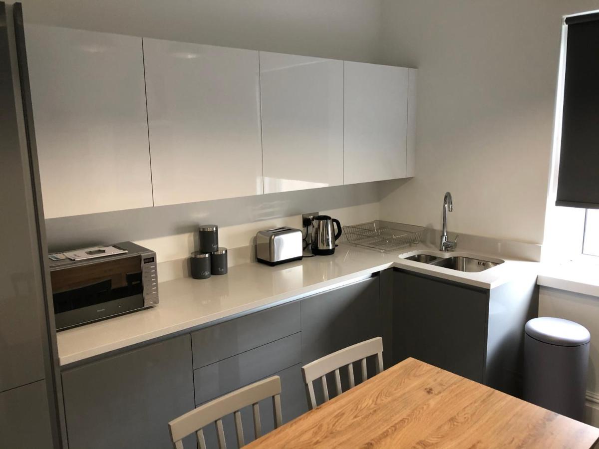 Entire Spacious 4 Bedroom Apartment In 본머스 외부 사진