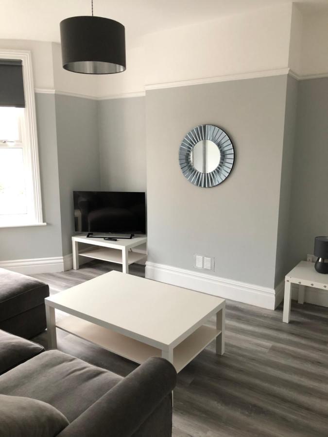 Entire Spacious 4 Bedroom Apartment In 본머스 외부 사진