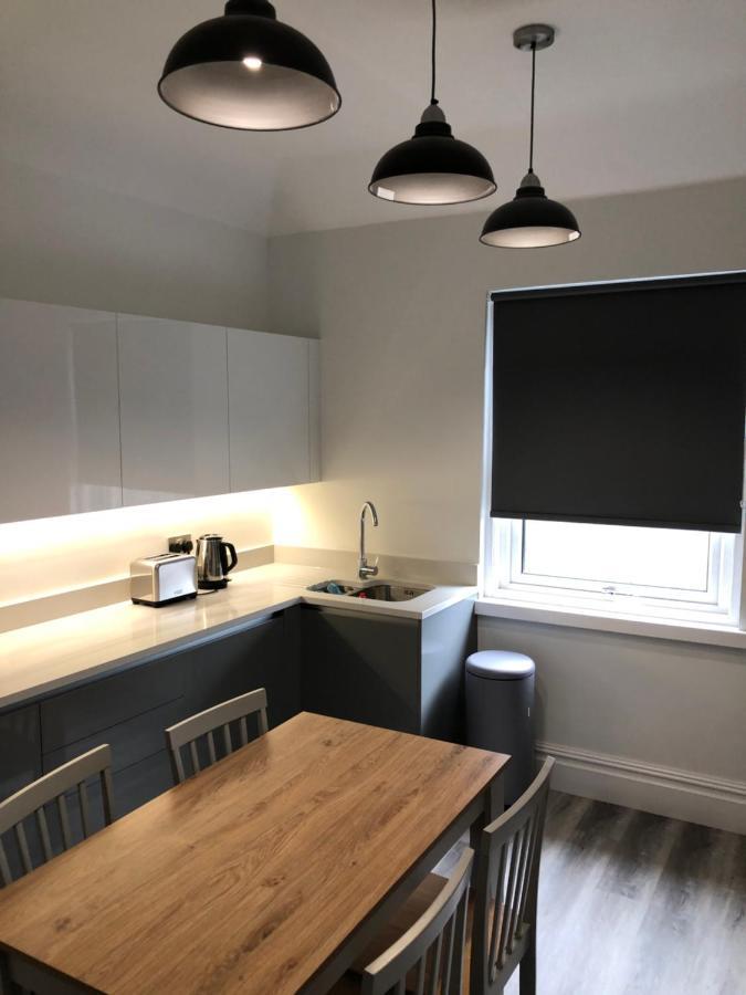 Entire Spacious 4 Bedroom Apartment In 본머스 외부 사진