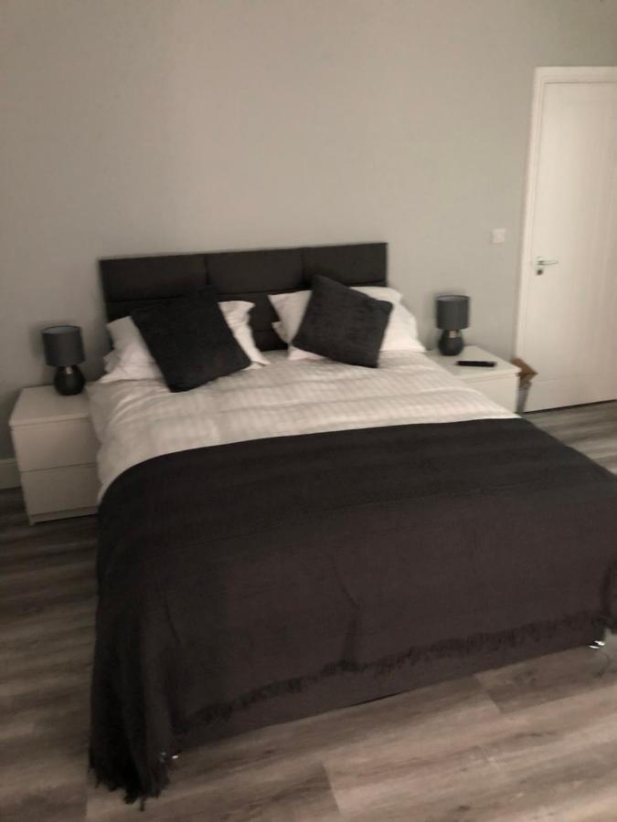 Entire Spacious 4 Bedroom Apartment In 본머스 외부 사진