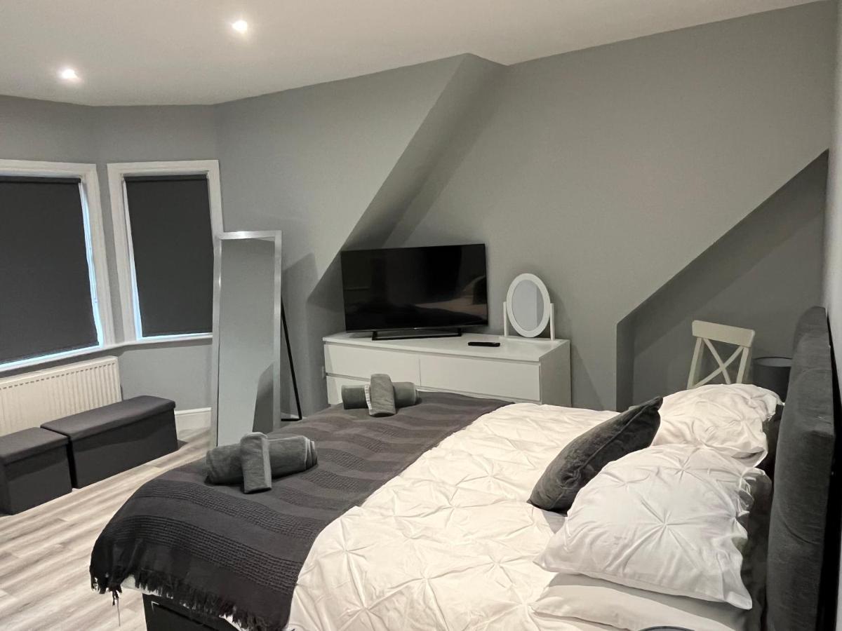 Entire Spacious 4 Bedroom Apartment In 본머스 외부 사진