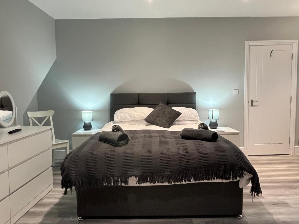 Entire Spacious 4 Bedroom Apartment In 본머스 외부 사진