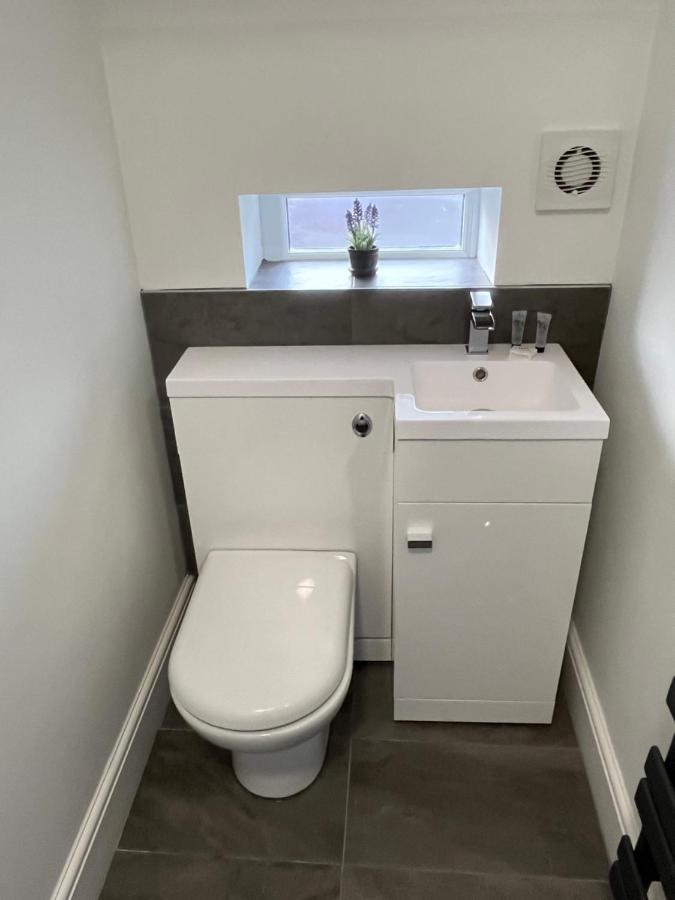 Entire Spacious 4 Bedroom Apartment In 본머스 외부 사진