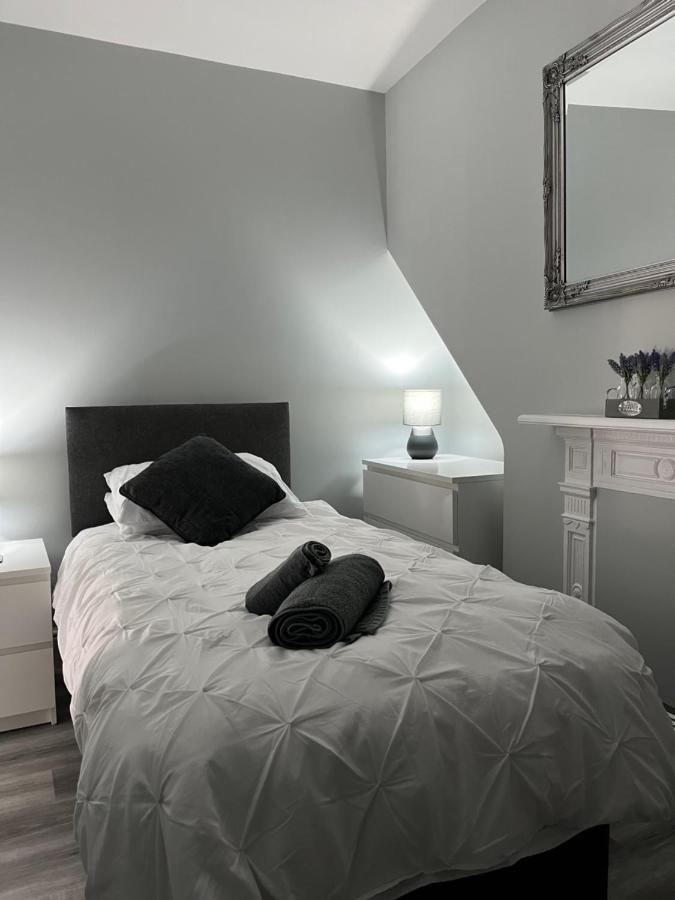 Entire Spacious 4 Bedroom Apartment In 본머스 외부 사진