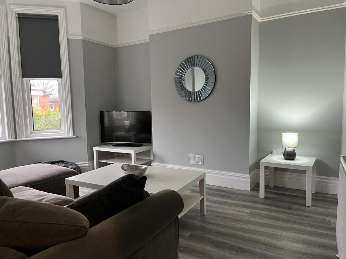 Entire Spacious 4 Bedroom Apartment In 본머스 외부 사진
