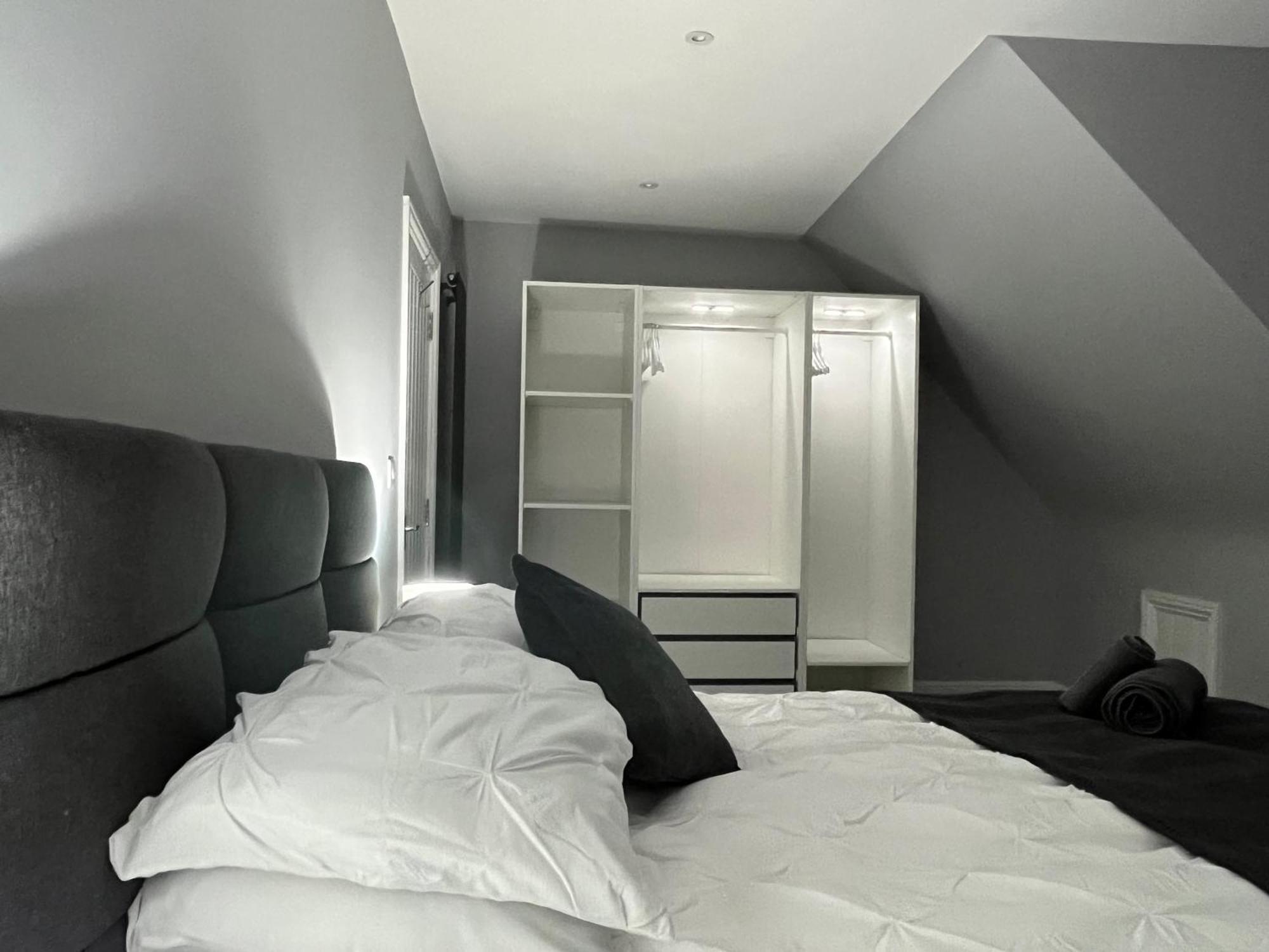 Entire Spacious 4 Bedroom Apartment In 본머스 외부 사진